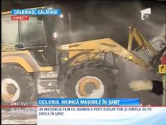 Un microbuz plin cu oameni a cazut in sant pe un drum troienit din Calarasi