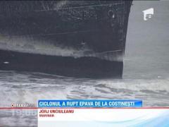 Ciclonul venit de la bulgari a rupt epava de la Costinesti