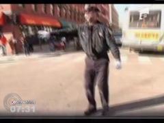 Un politist din Statele Unite dirijeaza traficul in pasi de dans