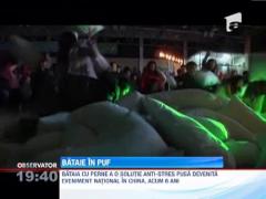 Chinezi au incercat sa elimine stresul intr-o bataie generala cu pern