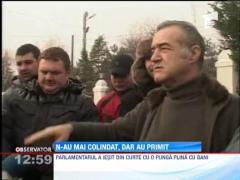 Peste 300 de oameni au mers astazi sa-l colinde pe Gigi Becali