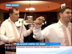 Petrecere cu lautari pentru turistii din pensiuni