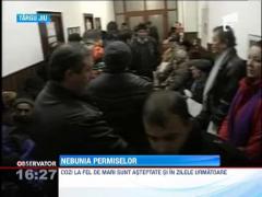 De frica noilor taxe, mii romani stau la coada ca sa-si schimbe carnetele de conducere