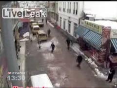 Turcia: O fetita a fost la un pas de moarte dupa ce peste masina in care se afla s-a prabusit un morman urias de zapada