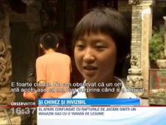 Un chinez face furori in toata lumea cu arta lui! Omul devine invizibil dupa ce se camufleaza in orice decor