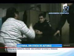 A amenintat mai multi oameni cu cutitul, in miezul zilei, intr-o statie de autobuz