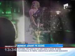 Moment jenant pe scena pentru Lady Gaga! Costumul din latex i-a cedat in zona posteriorului