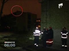 Iasi: Un tanar de 20 de ani, inca elev, s-a urcat pe o cladire si a inceput sa arunce cu pietre in trecatori