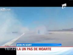 Un avion de dimensiuni a fost la un pas sa loveasca doi tineri care se aflau pe pista