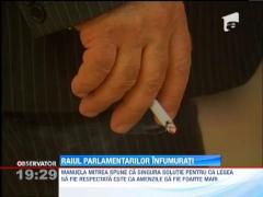 Raiul fumatorilor s-a mutat la Parlament. Alesii incalca legea cu buna stiinta!