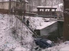 A plonjat cu masina intr-o rapa adanca de peste trei metri