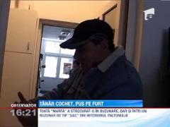 Tanar la costum, filmat in timp ce fura produse alimentare