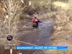 Excursionisti, salvati din viitura