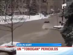 Strada inundata, prilej de distractie o studenta