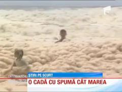 Plaja acoperita de spuma