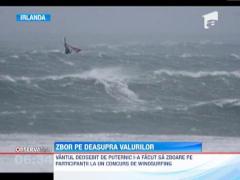 Vantul deosebit de puternic i-a facut sa zboare pe participantii unui concurs de windsurfing