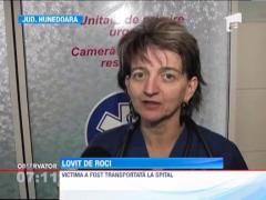 Un sofer a ajuns la spital dupa ce a trecut printr-o avalansa de stanci, in Defileul Jiului