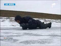 Pompierii din Mures au demonstrat cum poate fi salvat un om prins sub gheata