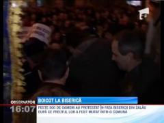 500 de oameni din Zalau au protestat in fata bisericii cu pancarte si lozinci, dupa ce preotul lor a fost mutat intr-o alta comuna