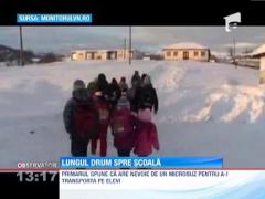 30 de elevi si prescolari dintr-o comuna vranceana merg  pe jos opt kilometri pana la scoala