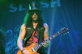 Slash s-a dezlantuit pe scena de la Sala Palatului