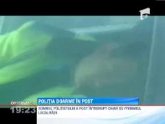 Un politist a fost filmat in timp ce dormea in masina politiei