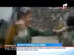 Mai multi soldati sirieni danseaza cu armele in mana pe muzica lui Usher