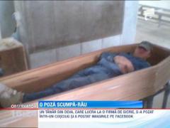 S-a pozat intr-un cosciug si a fost concediat