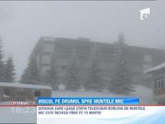 Viscolul a inchis drumul spre Muntele Mic