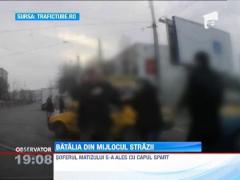 IMAGINI SOCANTE! / Bataie intr-o intersectie din Bucuresti