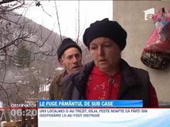 Situatie disperata pentru locuitorii unei comune din judetul Prahova! Oamenii se tem ca vor ramane fara case, din cauza alunecarilor de teren