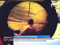 O fotografie, in care apare un copil, luat in vizor de un lunetist iranian, socheaza lumea