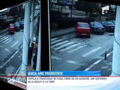 UPDATE / O adolescenta neatenta a fost luata pe capota de o masina