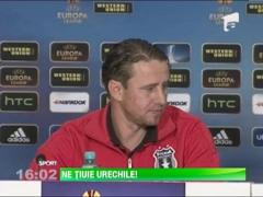 Rusescu si Reghe au incercat sa regleze microfoanele la conferinta de presa