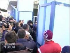 Proteste la Mechel! Peste o suta de fosti angajati au luat cu asalt combinatul