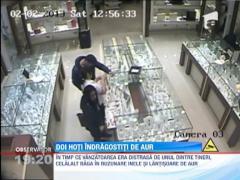 Camerele de supraveghere din Suceava au surprins un cuplu de indragostiti la furat de bijuterii dintr-un magazin