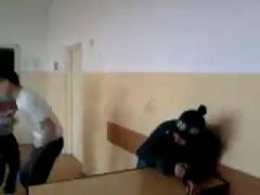 Un elev a fost batut crunt de patru colegi, chiar in sala de clasa a unui liceu din Braila