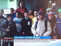 Tatal copilului gasit mort intr-o rapa si profesoara baiatului sunt anchetati de catre politisti