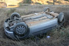 Doi tineri au ajuns in stare grava la spital, dupa ce s-au rasturnat cu masina intr-un sant