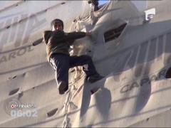 Un barbat s-a urcat la etajul zece al unui hotel in constructie, din Iasi si a amenintat ca se arunca in gol