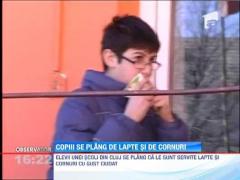 Copiii din cateva scoli din judetul Cluj se plang ca primesc lapte acru si cornuri vechi