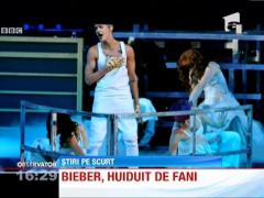 Justin Bieber, huiduit de fani. Cantaretul a intarziat doua ore la concentul de la Londra