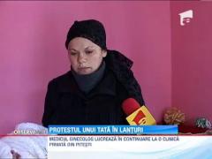 S-a legat cu lanturi de balustrada clinicii unde doctorul care i-a ucis pruncul inca mai profeseaza