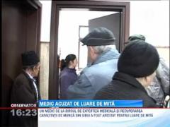 Un medic din Sibiu a fost acuzat de luare de mita, dupa ce ar fi luat bani de la peste 150 de persoane