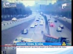 Accident teribil in China: Un camion supraincarcat loveste mai multe masini din trafic