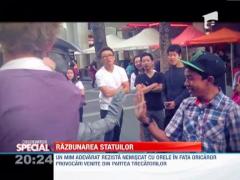 SPECIAL: Un barbat a reusit sa provoace o statuie sa-l loveasca