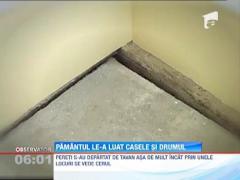 Pamantul a luat-o la vale in Vrancea: 300 de familii risca sa ramana izolate de restul lumii