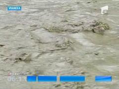 In Vrancea, mai multe familii au ramas izolate, dupa ce drumul a fost inundat