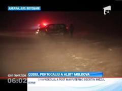 Moldova, acoperita de zapada. Bilantul noptii trecute: masini rasturnate, drumuri inchise si oameni ramasi izolati