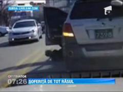 O soferita a cazut din masina in timp ce dadea cu spatele